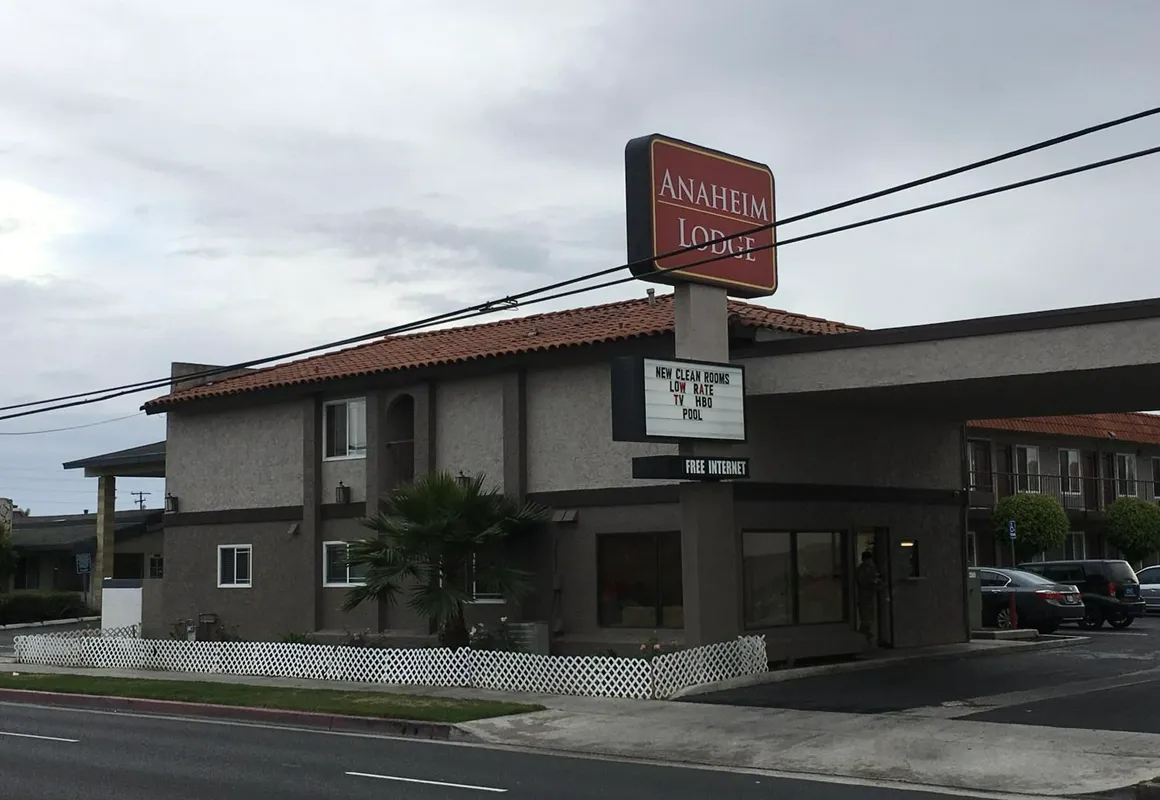 Anaheim Lodge hotel hero