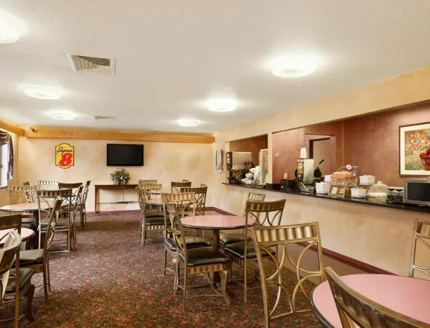 Super 8 by Wyndham Milwaukee Airport hotel detail image 3