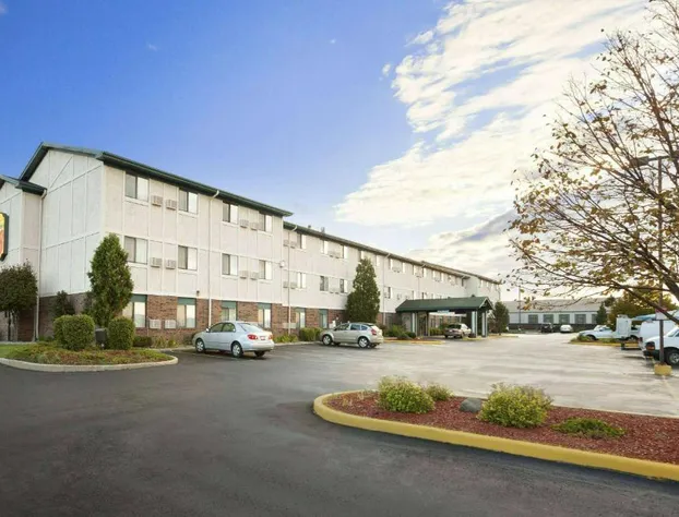 Super 8 by Wyndham Milwaukee Airport hotel detail image 1