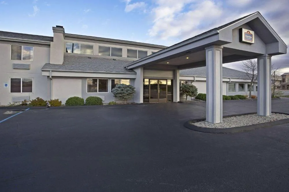 AmericInn by Wyndham Bay City hotel hero