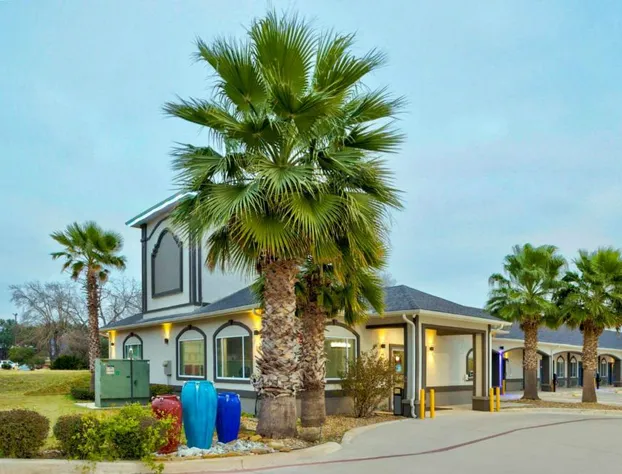 Studio 6 Pleasanton, TX hotel detail image 1