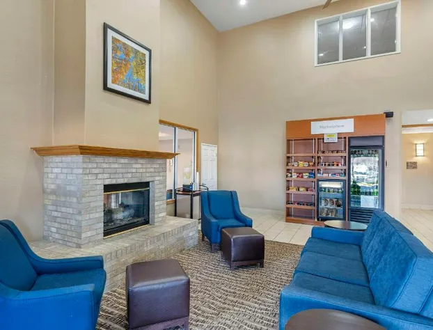 Comfort Suites Normal University area hotel detail image 4