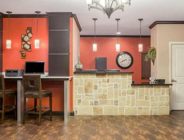 Super 8 by Wyndham Mansfield LA hotel detail image 3