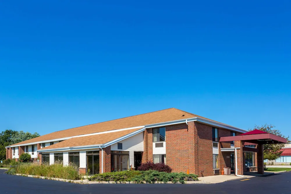 Super 8 by Wyndham Watertown WI hotel hero