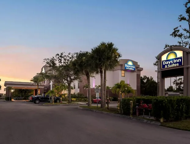 Days Inn & Suites by Wyndham Fort Myers Near JetBlue Park hotel detail image 1