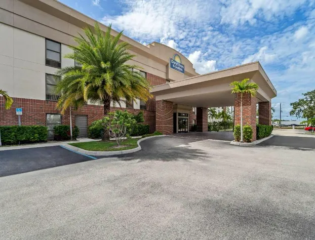 Days Inn & Suites by Wyndham Fort Myers Near JetBlue Park hotel detail image 1