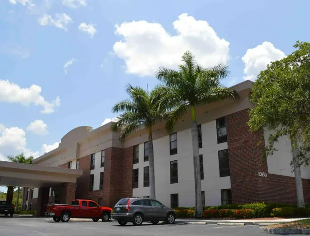 Days Inn & Suites by Wyndham Fort Myers Near JetBlue Park hotel detail image 2