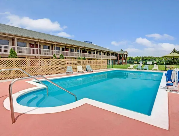 Travelodge by Wyndham Sellersburg / Louisville North hotel detail image 1