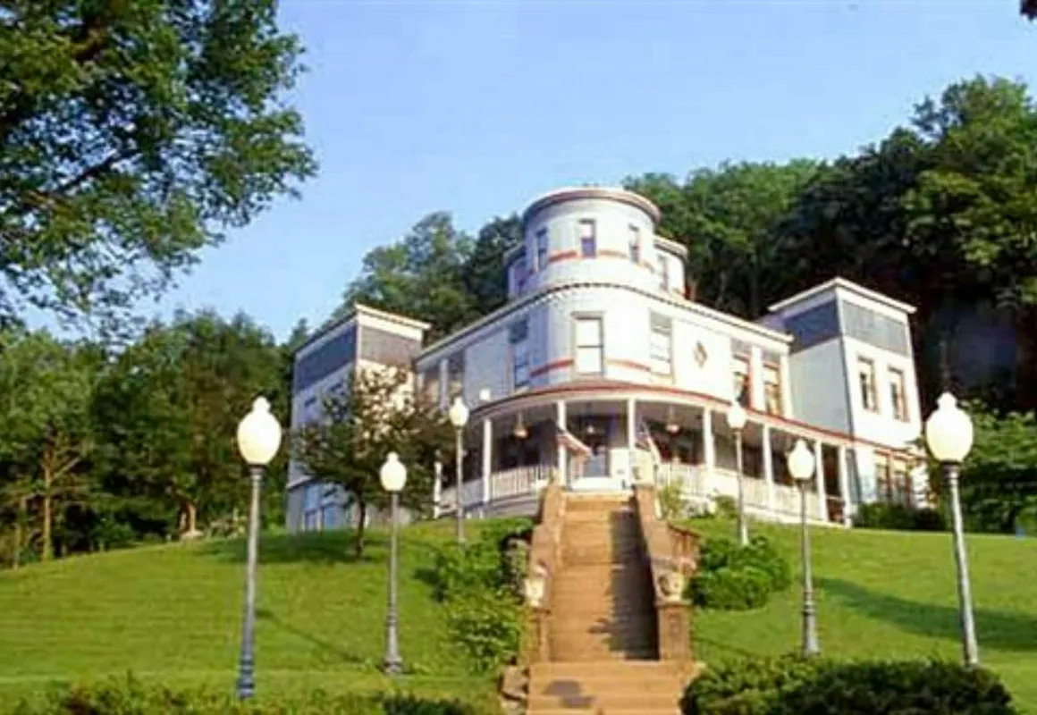 Mont Rest Inn hotel hero