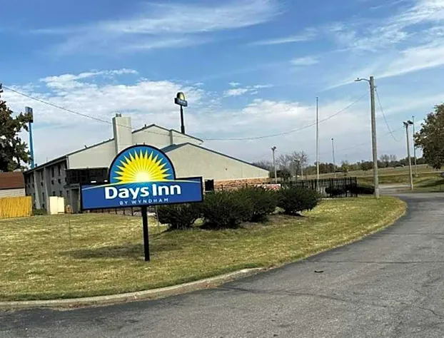Days Inn & Suites by Wyndham Caseyville hotel detail image 1
