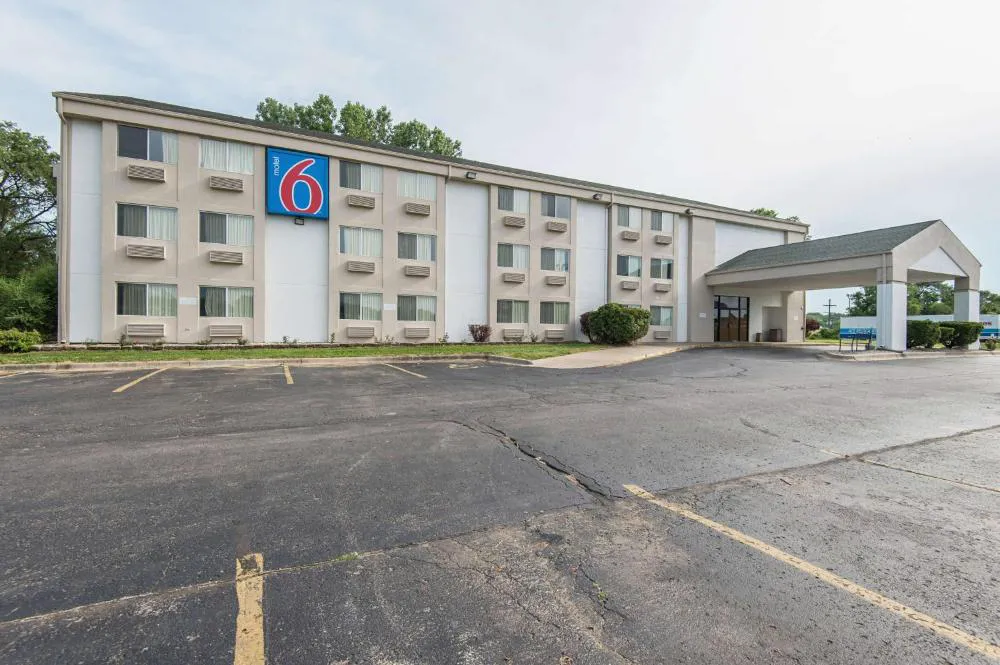 Motel 6 Lawrence, KS hotel hero