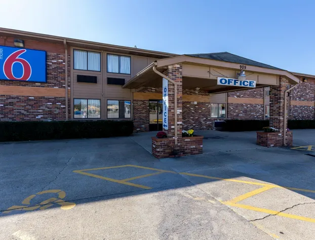 Motel 6 Troy, IL hotel detail image 1