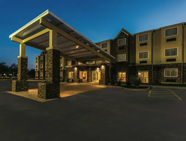 La Quinta Inn & Suites by Wyndham Collinsville - St. Louis hotel detail image 2