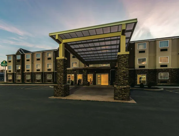 La Quinta Inn & Suites by Wyndham Collinsville - St. Louis hotel detail image 3