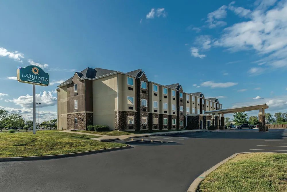 La Quinta Inn & Suites by Wyndham Collinsville - St. Louis hotel hero