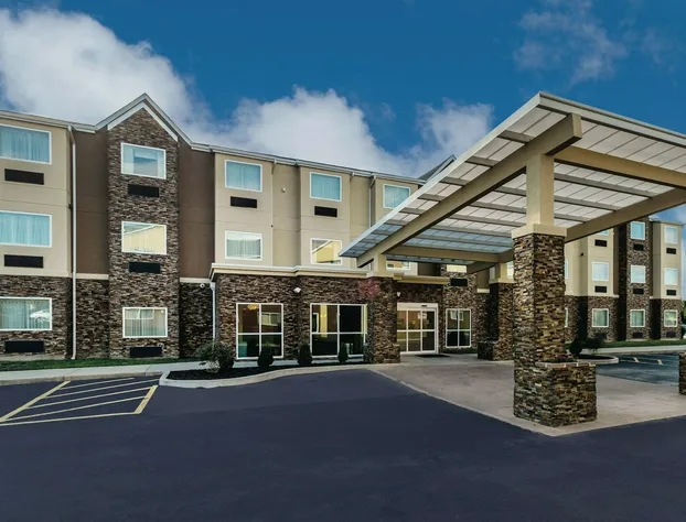 La Quinta Inn & Suites by Wyndham Collinsville - St. Louis hotel detail image 1