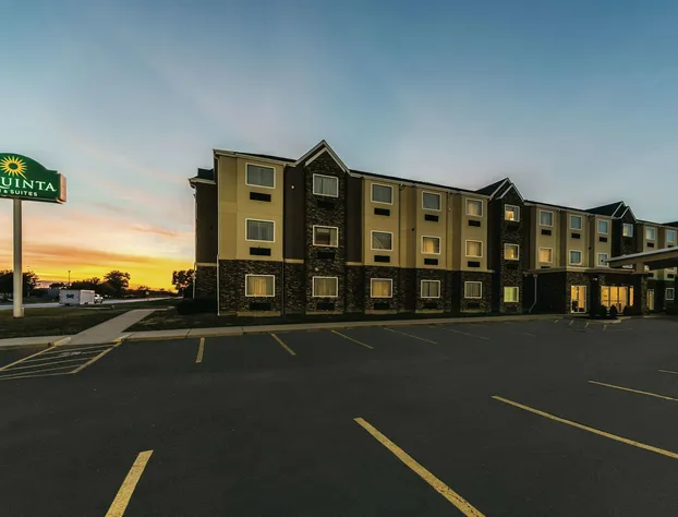 La Quinta Inn & Suites by Wyndham Collinsville - St. Louis hotel detail image 4