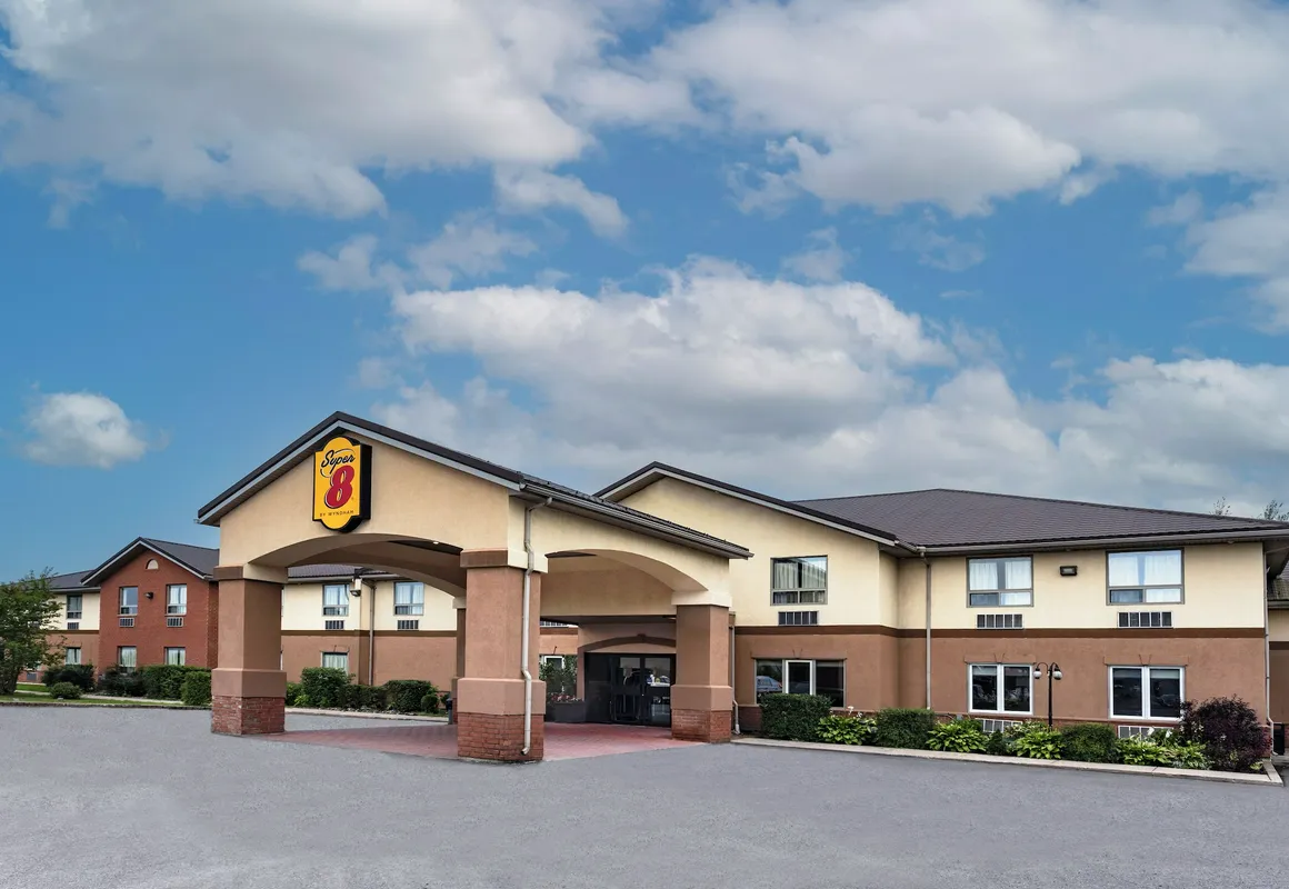 Super 8 by Wyndham Cornwall ON hotel hero