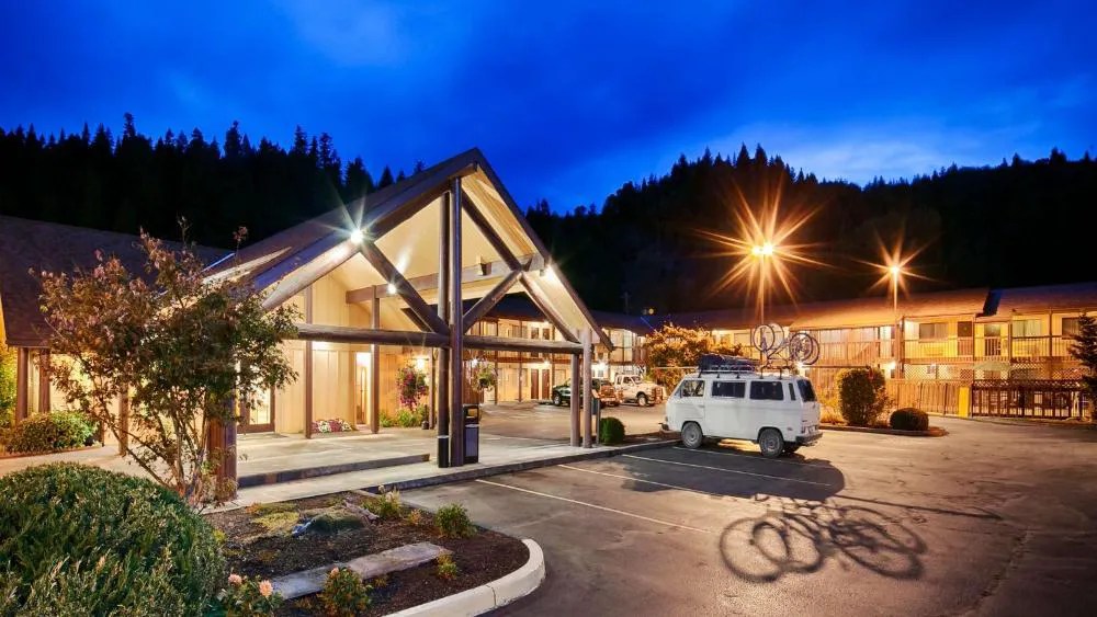 Oakridge Inn & Suites hotel hero