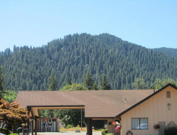 Oakridge Inn & Suites hotel detail image 4