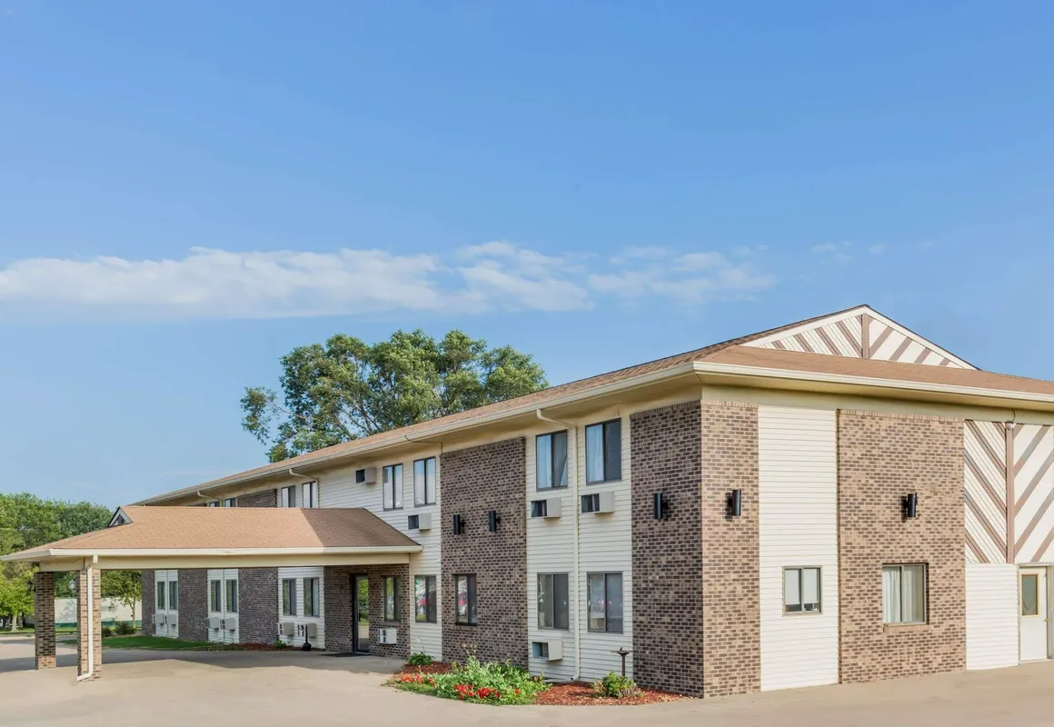 Super 8 by Wyndham Madison hotel hero