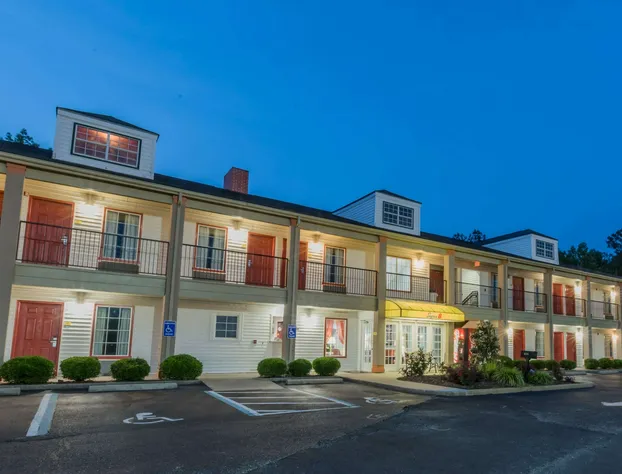 Super 8 by Wyndham Alexander City hotel detail image 1