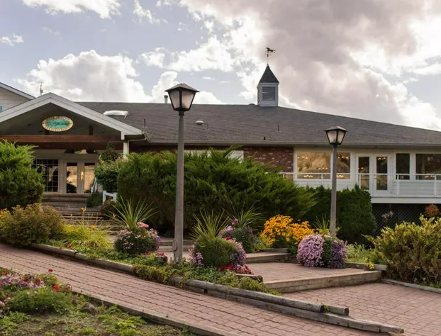 South Thompson Inn & Conference Centre hotel detail image 1