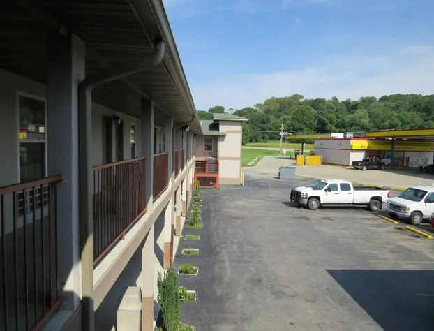 First Western Inn Caseyville hotel detail image 1