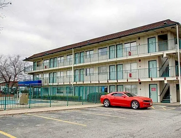 Red Carpet Inn Jeffersonville hotel detail image 1