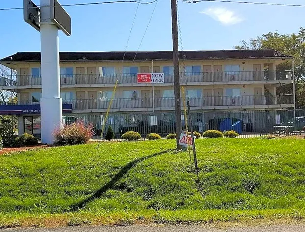 Red Carpet Inn Jeffersonville hotel detail image 4