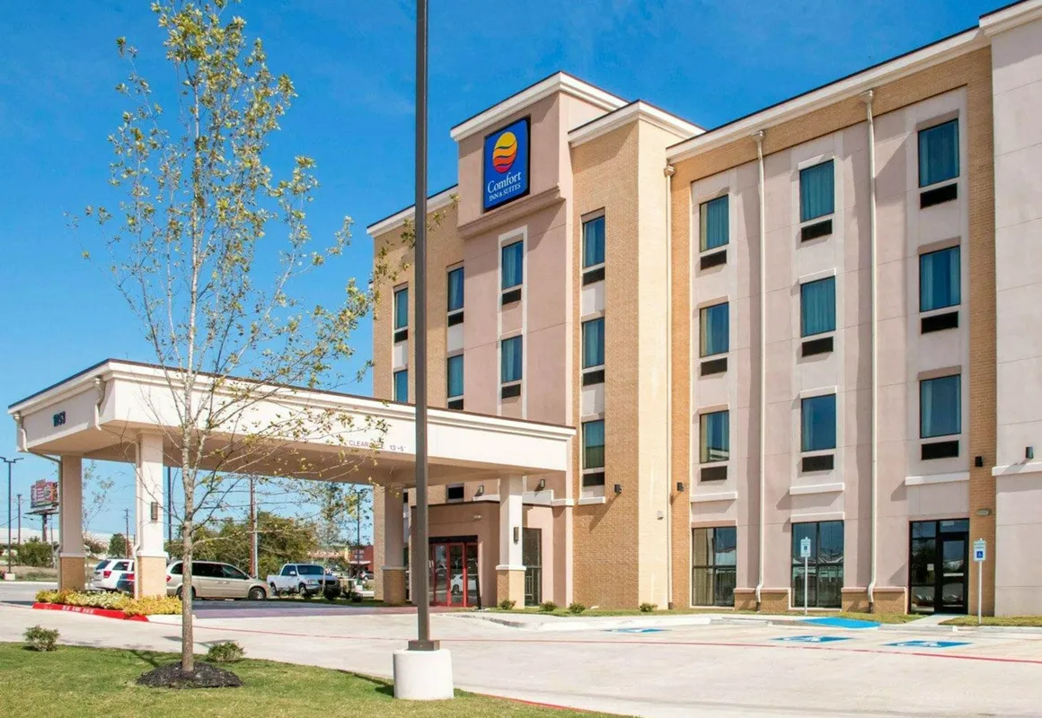 Comfort Inn & Suites hotel hero