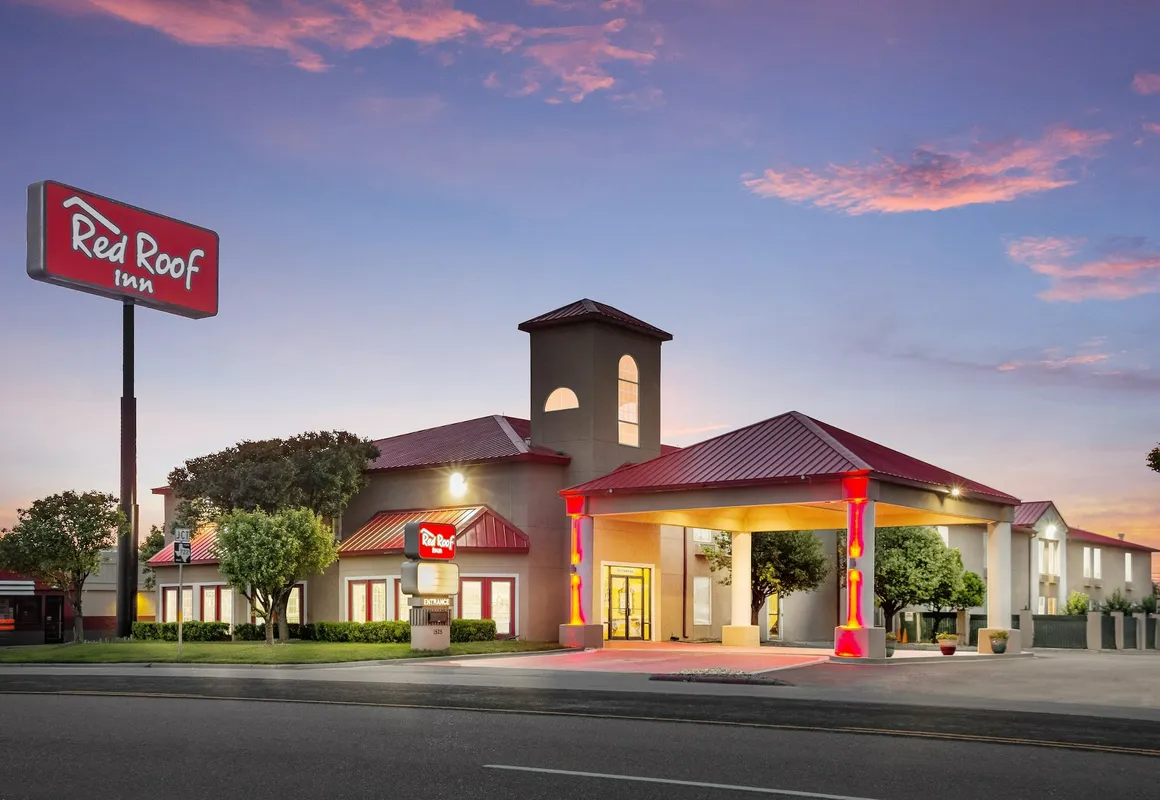 Red Roof Inn Dumas hotel hero