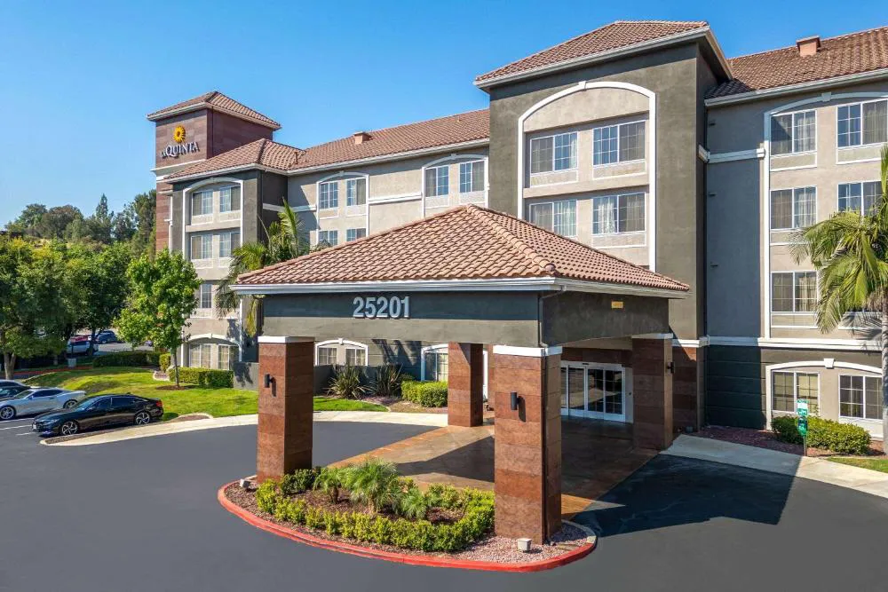 La Quinta Inn & Suites by Wyndham Santa Clarita - Valencia hotel hero