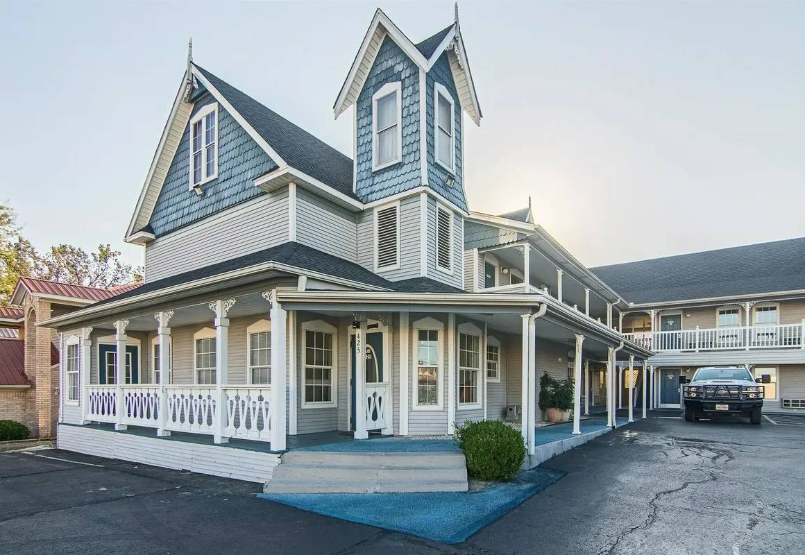 Motel 6 Paris, TX hotel hero