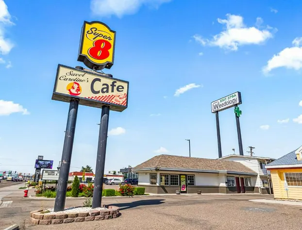 Super 8 by Wyndham Ontario hotel detail image 3