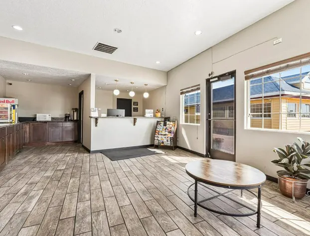 Super 8 by Wyndham Ontario hotel detail image 4