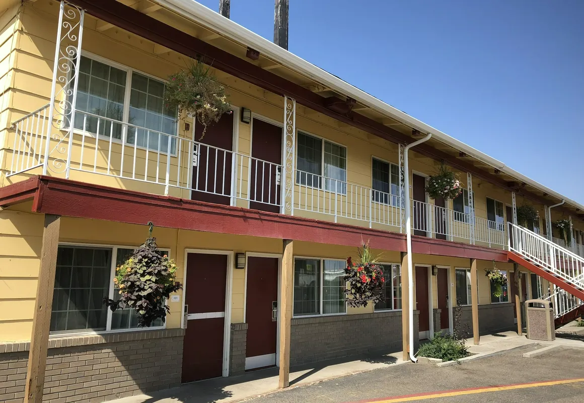 Super 8 by Wyndham Ontario hotel hero