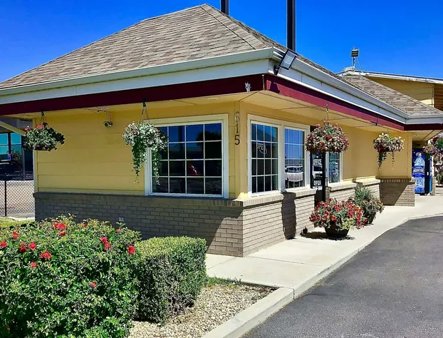 Super 8 by Wyndham Ontario hotel detail image 4