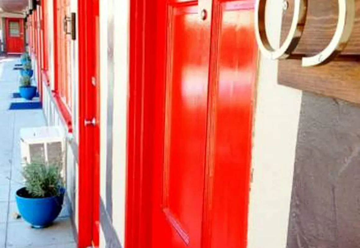 Hamlet Inn hotel hero