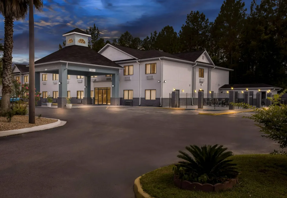 Econo Lodge hotel hero