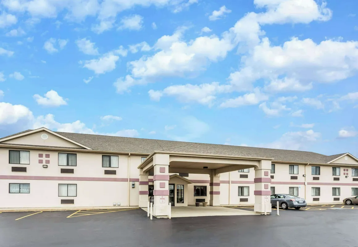 Super 8 by Wyndham Yorkville hotel hero