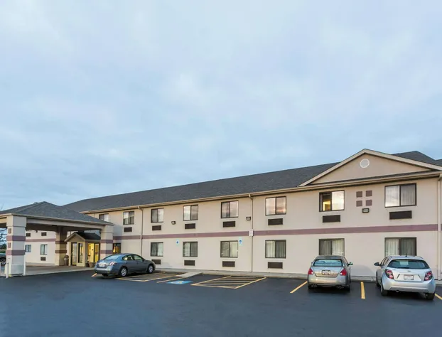 Super 8 by Wyndham Yorkville hotel detail image 1