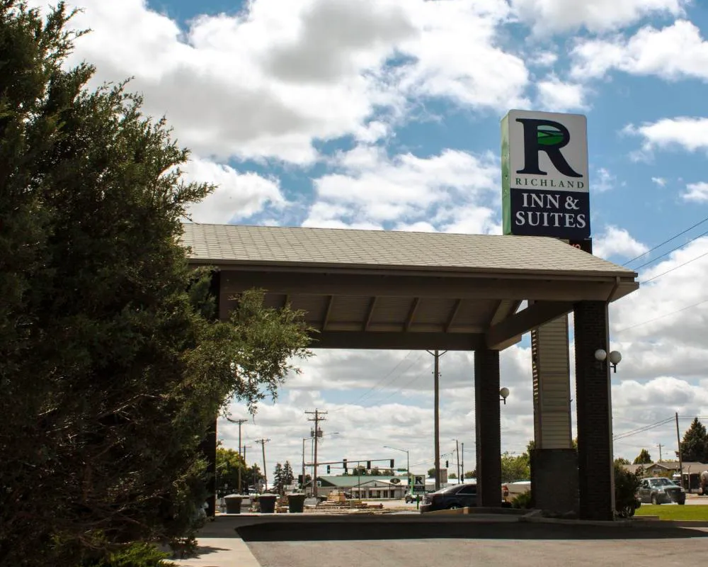 Richland Inn & Suites hotel hero