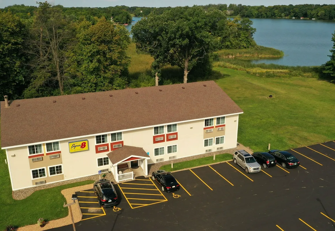 Super 8 by Wyndham Chisago City hotel hero