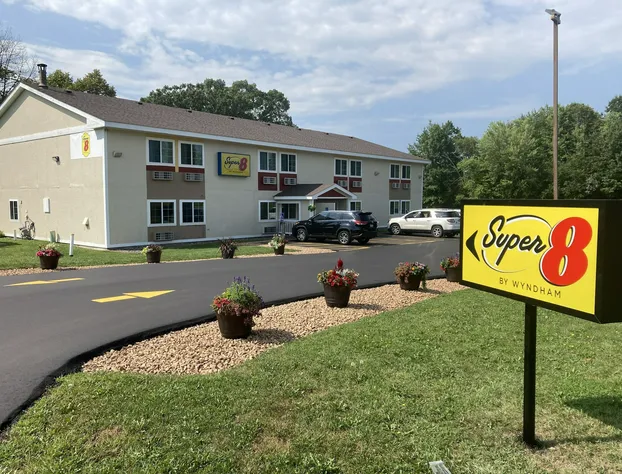 Super 8 by Wyndham Chisago City hotel detail image 3