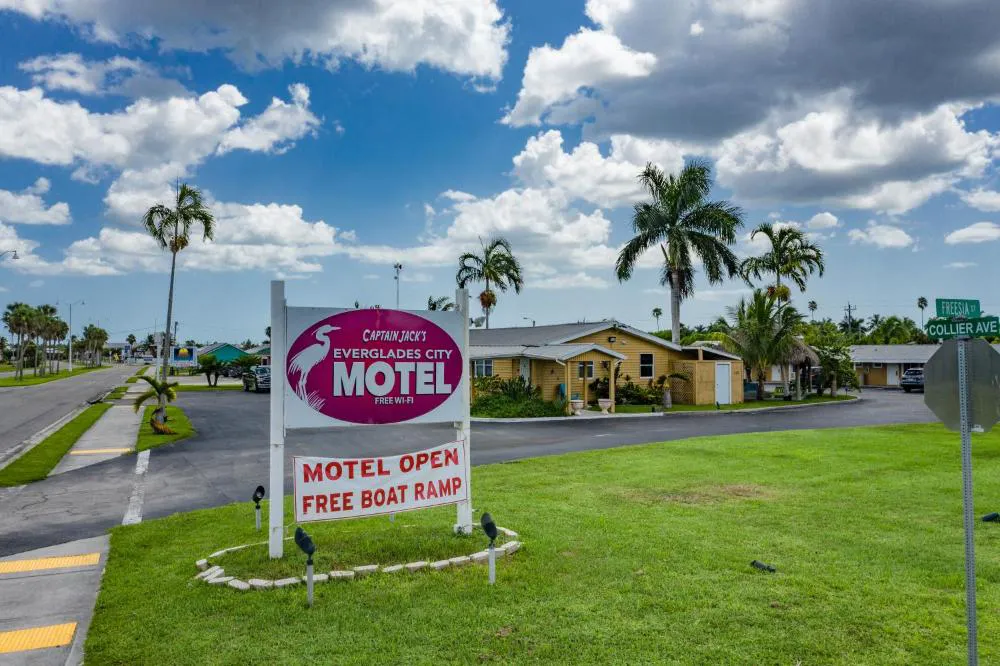 Everglades City Motel hotel hero