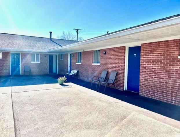 Traveler's Inn Motel hotel detail image 1