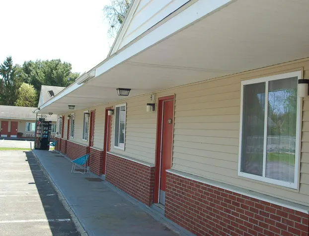 BLUE SKY INN Glens Falls-Saratoga-Lake George hotel detail image 3