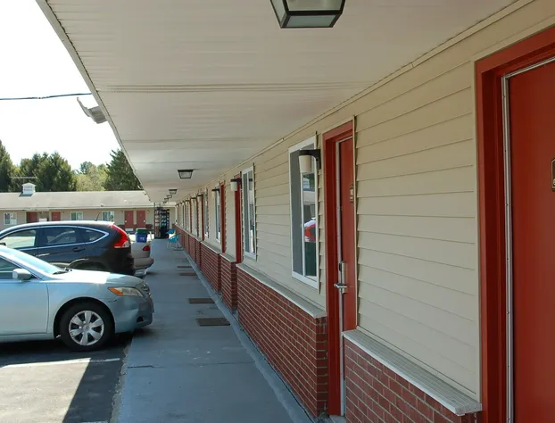 BLUE SKY INN Glens Falls-Saratoga-Lake George hotel detail image 4