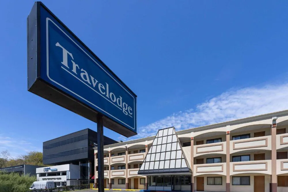 Travelodge by Wyndham Manhasset hotel hero